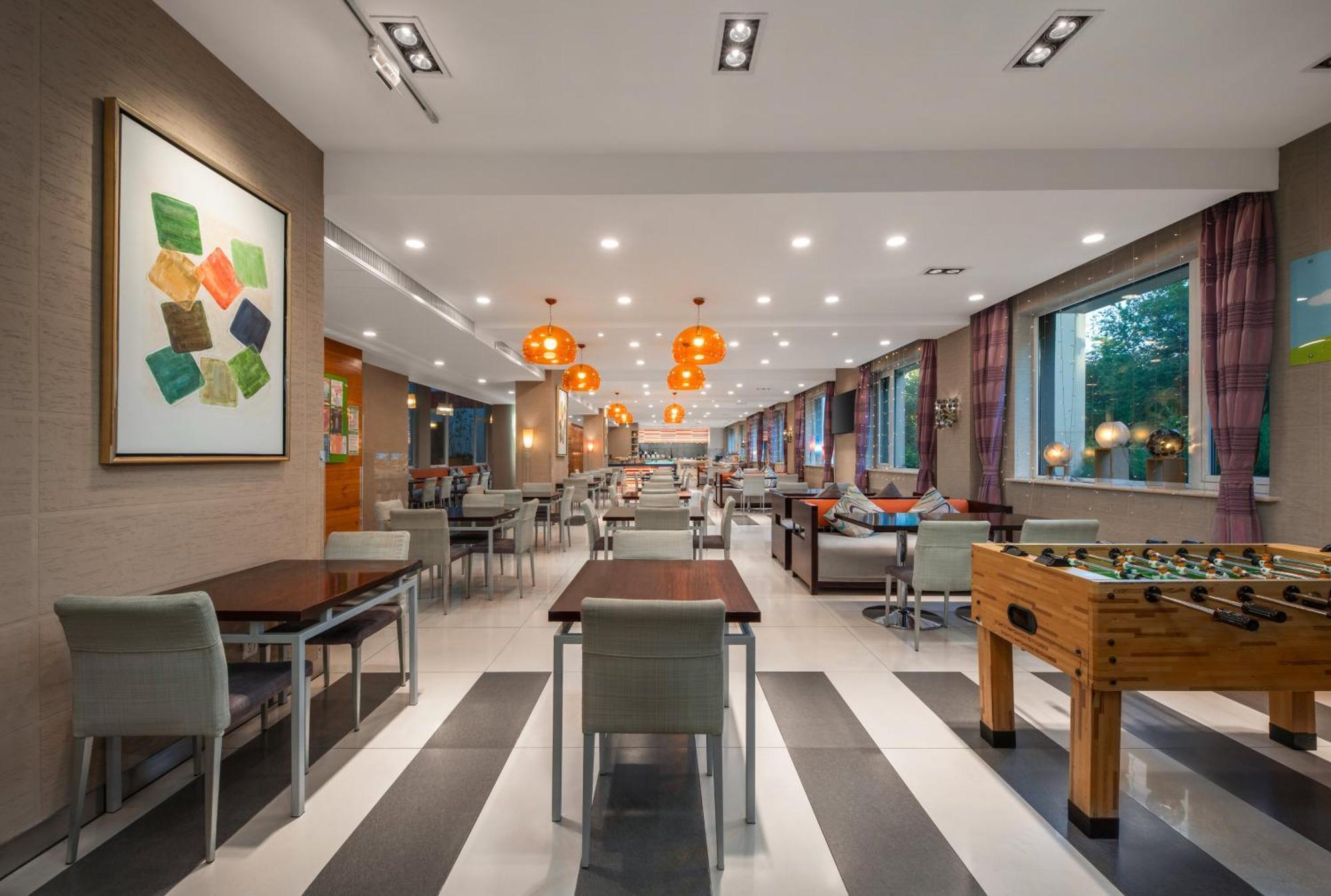 Express Shangdi By Ihg L Next To Yuanmingyuan Park & Subway & Qinghe Railway Station & Sport L Taxi 15 Minutes To Summer Palace & & Tsinghua L 20 Minutes To Badaling Great By Ra Beijing