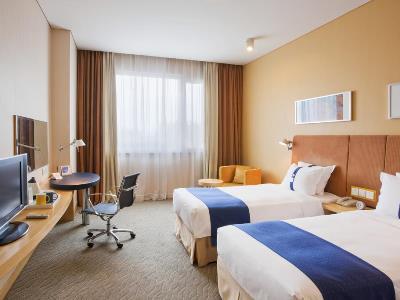 Express Shangdi By Ihg L Next To Yuanmingyuan Park & Subway & Qinghe Railway Station & Sport L Taxi 15 Minutes To Summer Palace & & Tsinghua L 20 Minutes To Badaling Great By Ra Beijing